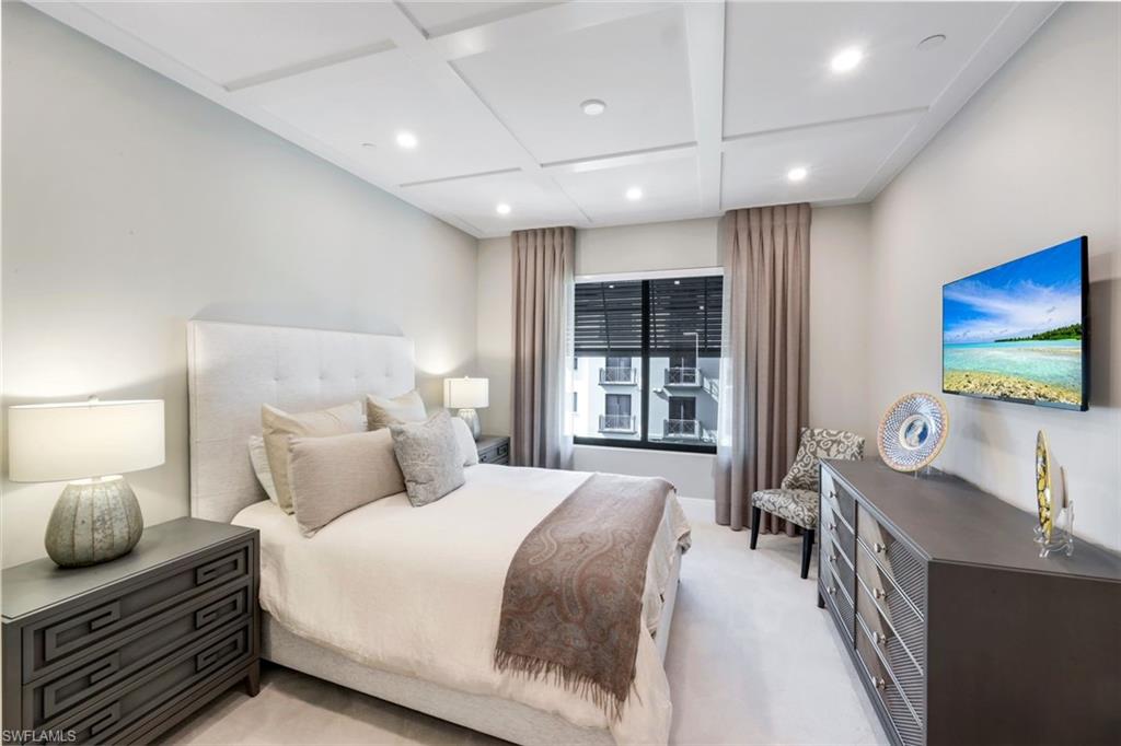 NAPLES SQUARE - Residential