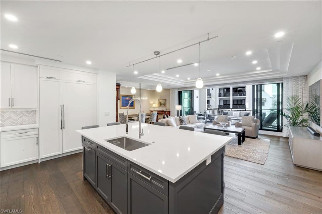 NAPLES SQUARE - Residential