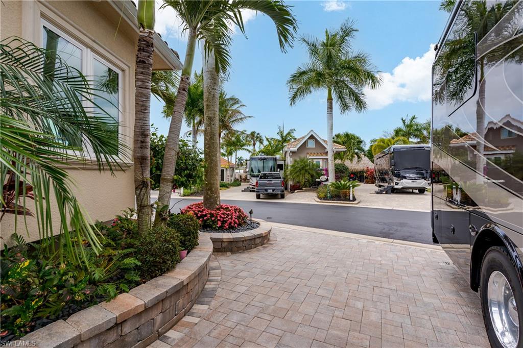 NAPLES MOTORCOACH RESORT - Land