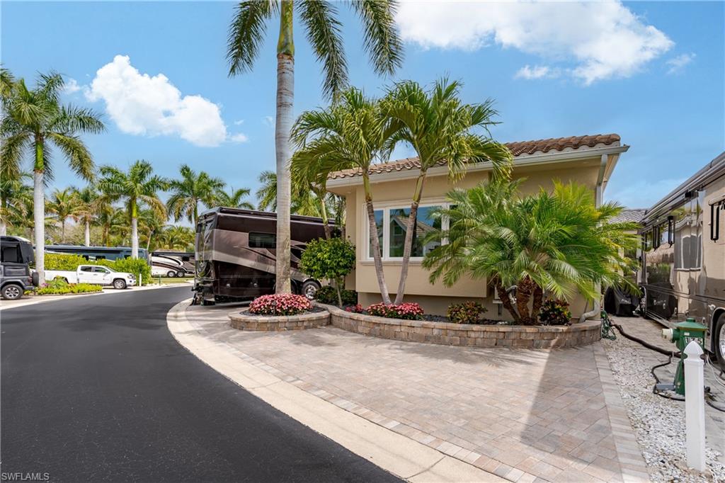 NAPLES MOTORCOACH RESORT - Land