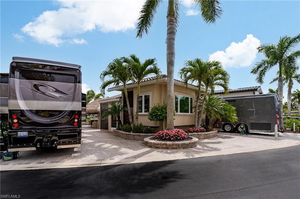 NAPLES MOTORCOACH RESORT - Land