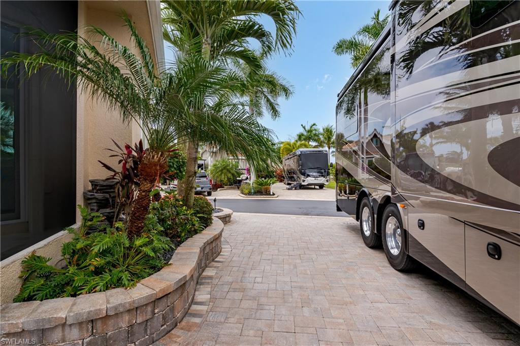 NAPLES MOTORCOACH RESORT - Land