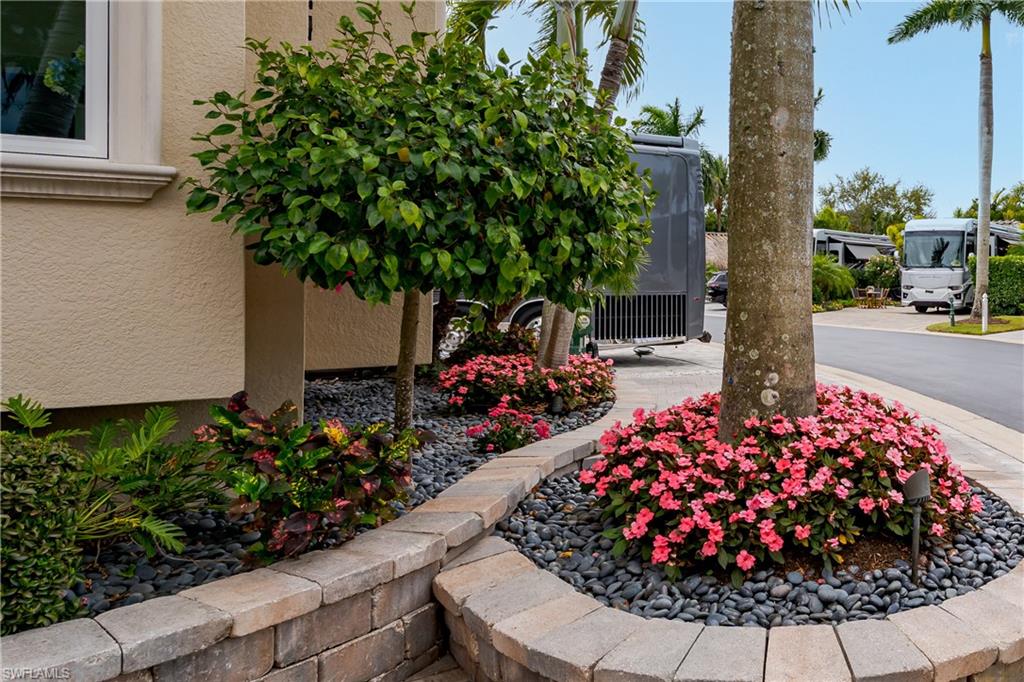 NAPLES MOTORCOACH RESORT - Land