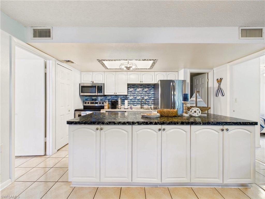 GLADES COUNTRY CLUB - Residential Lease