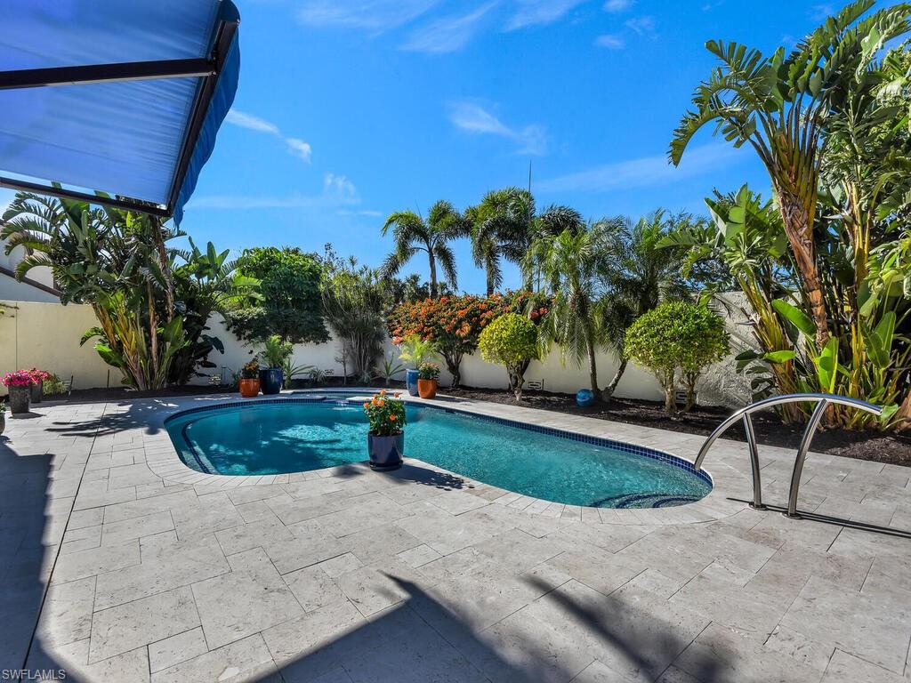 LAS BRISAS AT PELICAN BAY - Residential