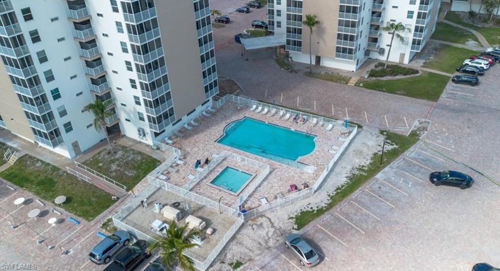 BEACH AND TENNIS CLUB - Residential