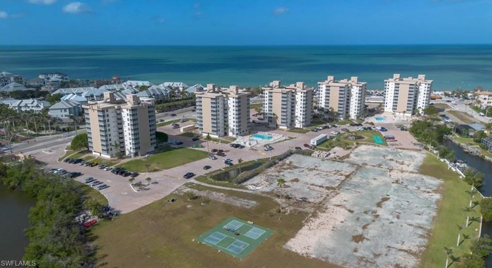 BEACH AND TENNIS CLUB - Residential