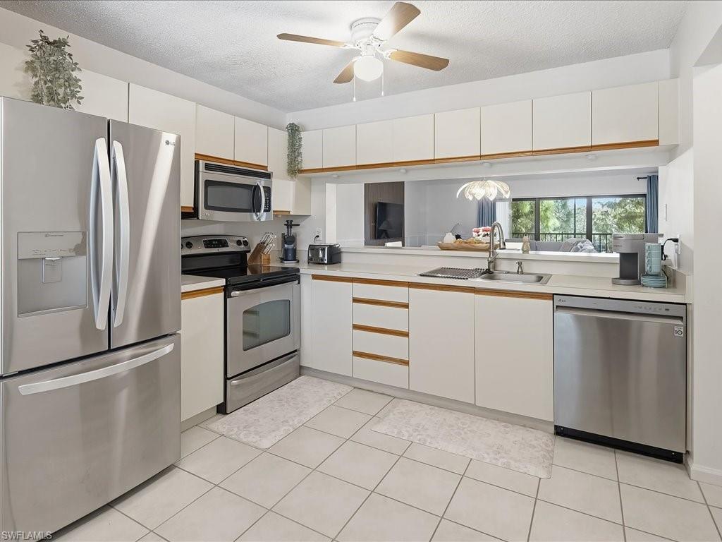 DEAUVILLE LAKE CLUB - Residential