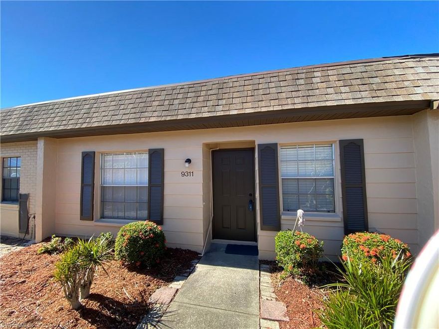 Nice Villa in Compass pointe . Vaulted ceilings , spacious family room , laundry inside, large screened lanai. Split bedrooms .  Community pool and enjoy close proximity to shopping and restaurants.   Well cared for unit.