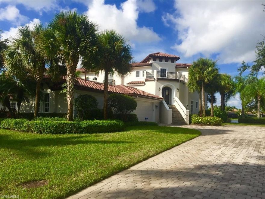 Amazing view in the center of the lake the best location in Calabria across from the community  pool 2nd floor 3 BR + DEN, 3 Bath .
Enjoy life in paradise in the spacious screened lanai ,this unit also  have space for the elevator.