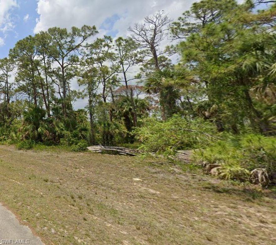 Nice homesite in the Glades County section of Port LaBelle, near the Port LaBelle Marina! This is an excellent location for your new dream home or a great spot for a spec home, in a growing community of new homes. Located in the desirable West Glades School District!