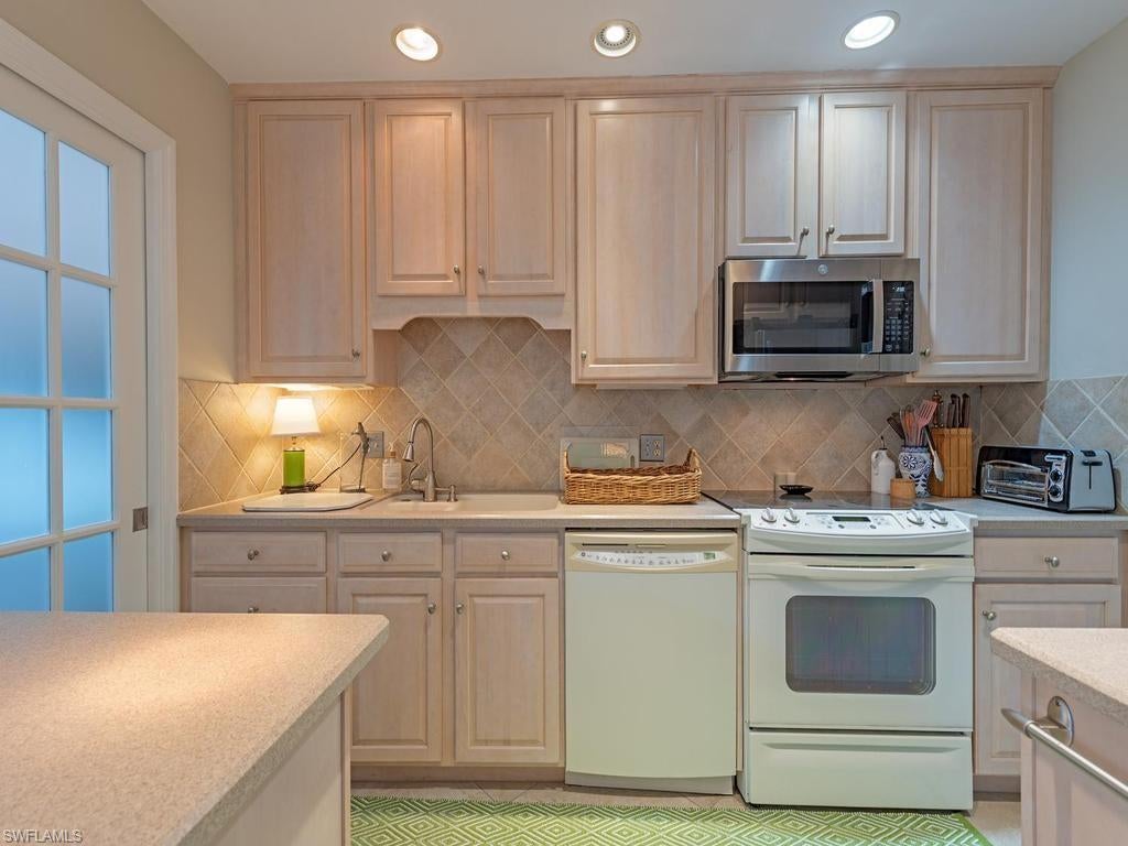 788 Park Shore DR B25