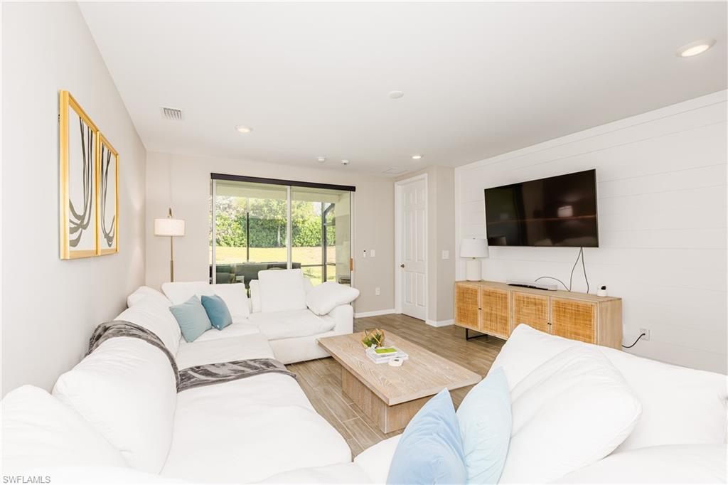 14567 Edgewater CIR