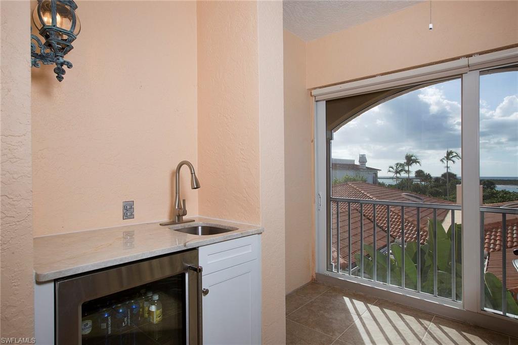 ROYAL MARCO POINT - Residential