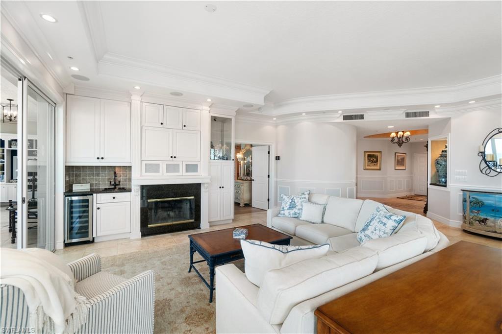 BAREFOOT BEACH CLUB - Residential