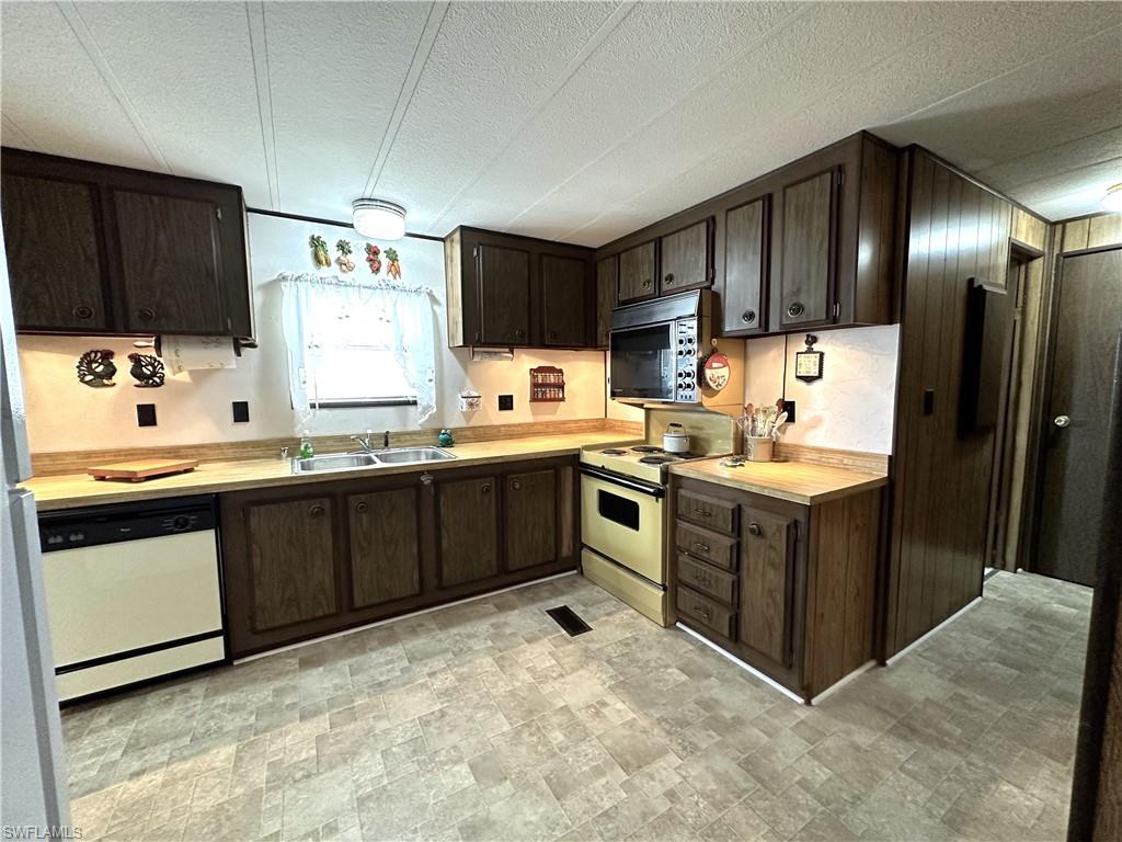 MOBILE MANOR - Residential