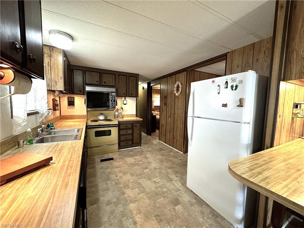 MOBILE MANOR - Residential