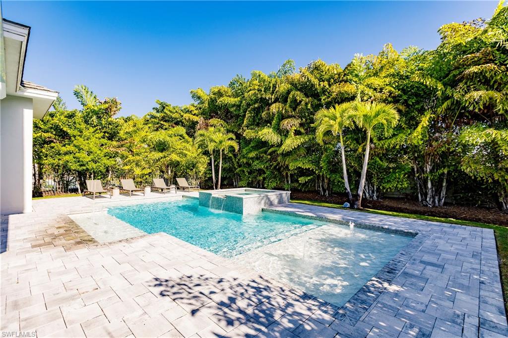 WINDWARD ISLE - Residential