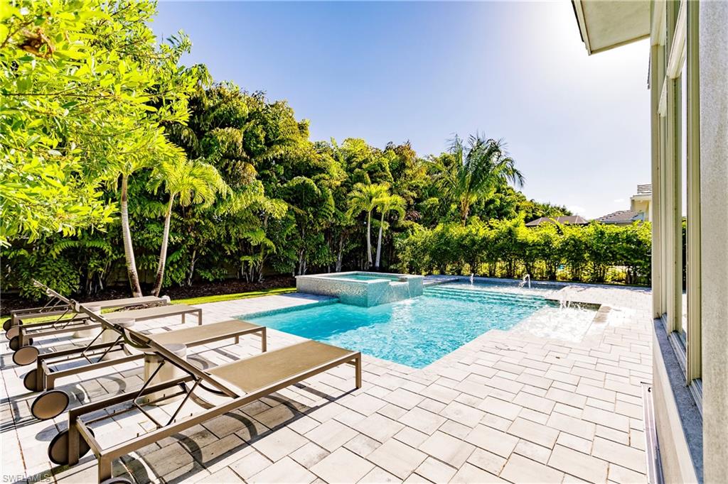 WINDWARD ISLE - Residential