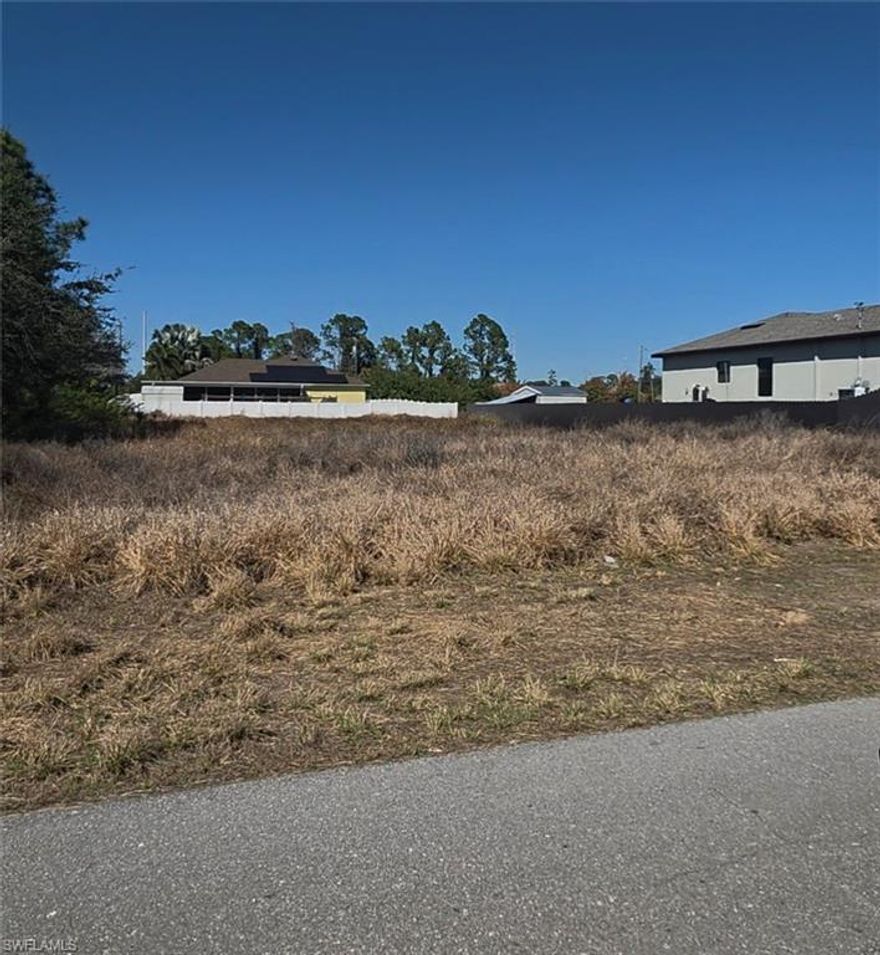 VACANT LOT FOR SALE in LEHIGH ACRES !!  GREAT LOCATION CLOSE TO RESTAURANTS & SHOPPING !! DRY LOT/NO SWAMP .... CLOSE ACCESS TO I-75 AND FT. MYERS.
