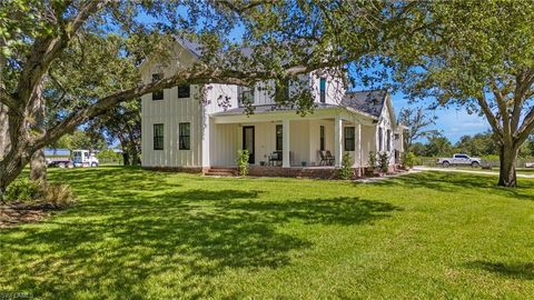 A home in LABELLE