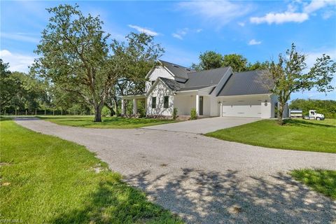 A home in LABELLE