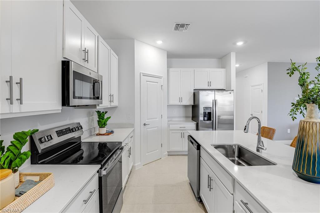 HAMPTON LAKES - Residential