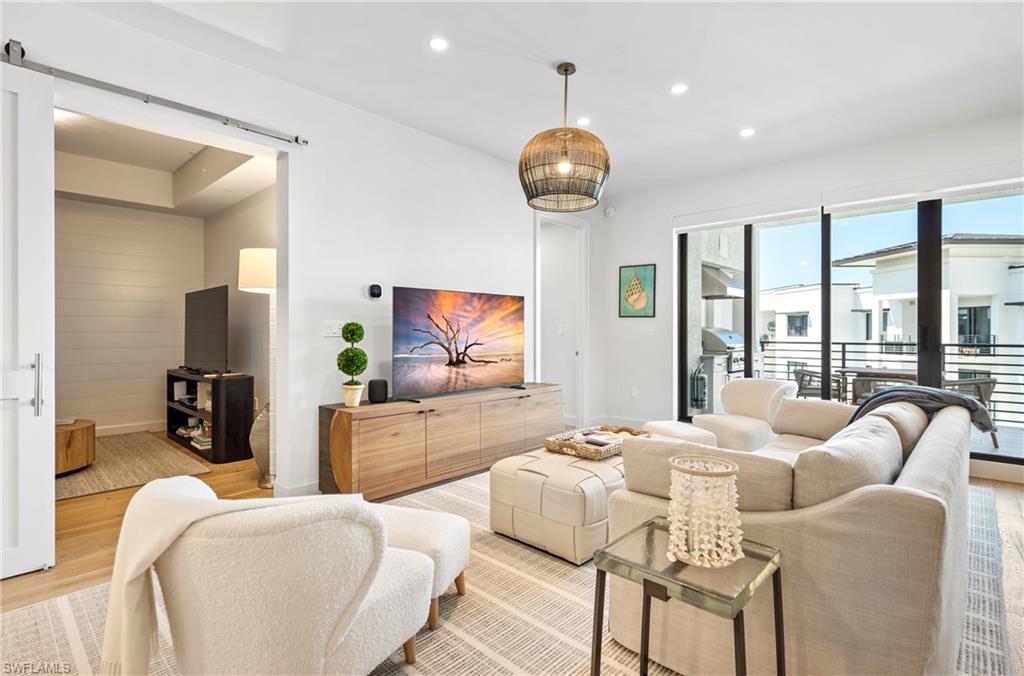 ELEVEN ELEVEN CENTRAL - Residential