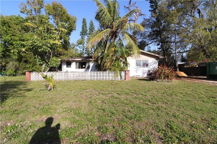 Perfect project for an investor to fix it up to move in. Property needs full renovation including but not limited to AC , Roof, all the damage from the roof leak, the main closet and bathroom need some work on the floor due to the rotting. Tons of potential with square footage and extra large yard. This is a great opportunity. Cash or hard money only due to the condition.