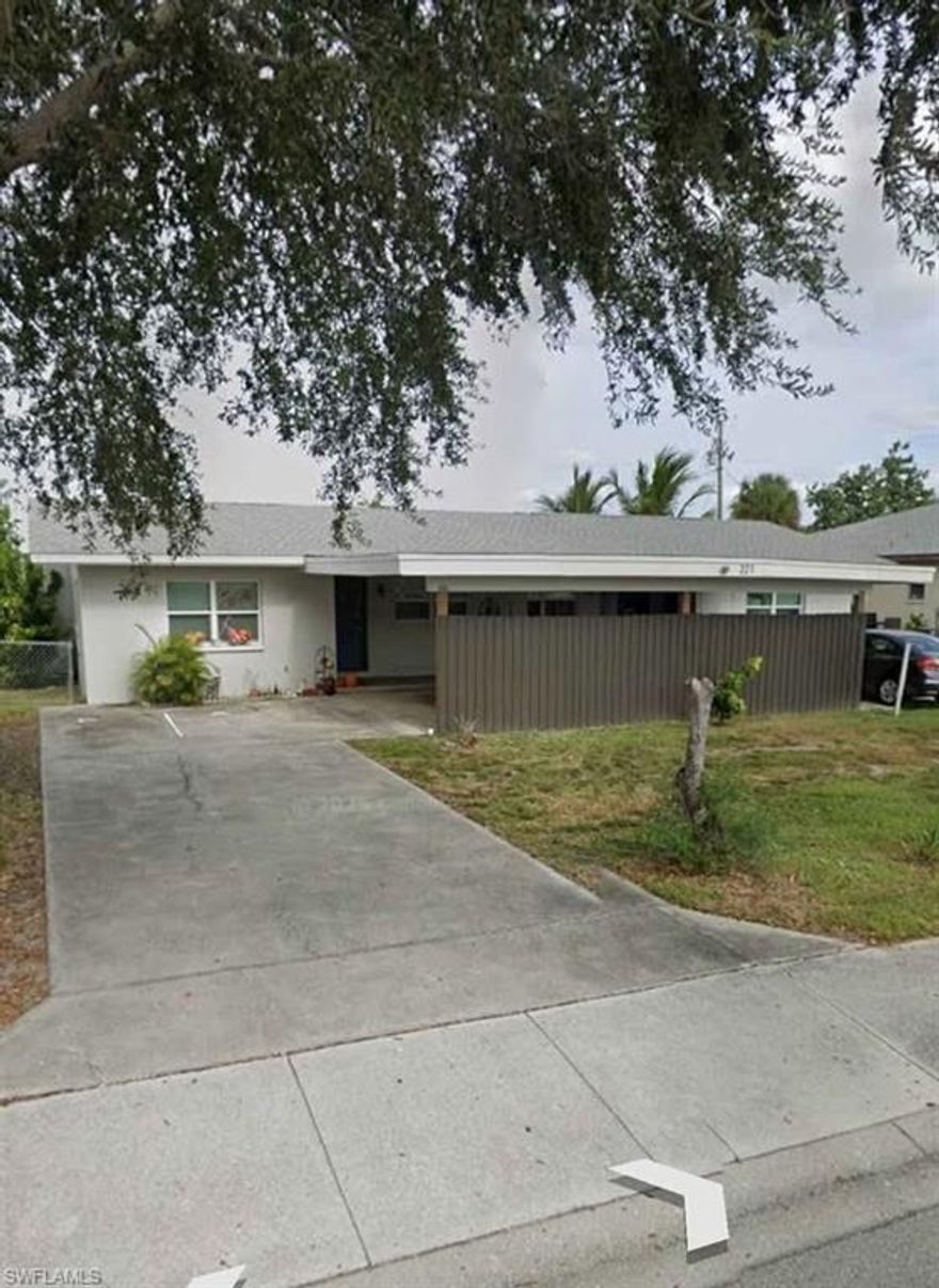 For Rent: Unfurnished 2 Bed / 2 Bath Duplex – Cape Coral Pkwy E

This spacious and conveniently located duplex is available immediately 

Features:

-Large shared fenced-in yard
-Off-street parking
-Master bed with bath and private               entrance
-Central A/C
-Water included
-In unit Washer & dryer 

?? Rent: $1,499/month
?? Lease: Annual

Furniture not included 

Great location and a comfortable setup!

Perfect for families or roommates as the dual front entrances offers a convenient layout giving each person their own way in and out while still sharing a comfortable home.