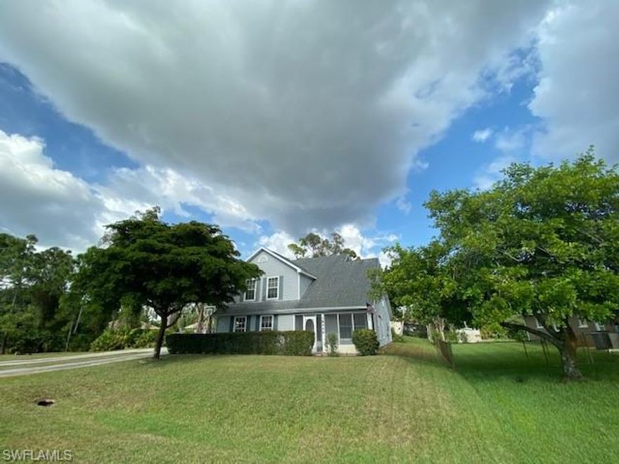 SPACIOUS 3 BEDROOM, 2 BATH HOME*VAULTED CEILING*BAY WINDOW*PLANT LEDGE*NEW LAMINATE FLOORS DOWNSTAIRS*NEWER A/C*ROOF APPROX. 8 YRS OLD*DOUBLE DRIVEWAY*2-CAR SIDE ENTRY GARAGE*KITCHEN HAS BAY WINDOW, LOTS OF CABINETS & COUNTER-SPACE*LARGE MASTER SUITE W/ 2 WALK-IN CLOSETS, GARDEN TUB & LINEN CLOSET*CARPET & VINYL FLOORING*DECK