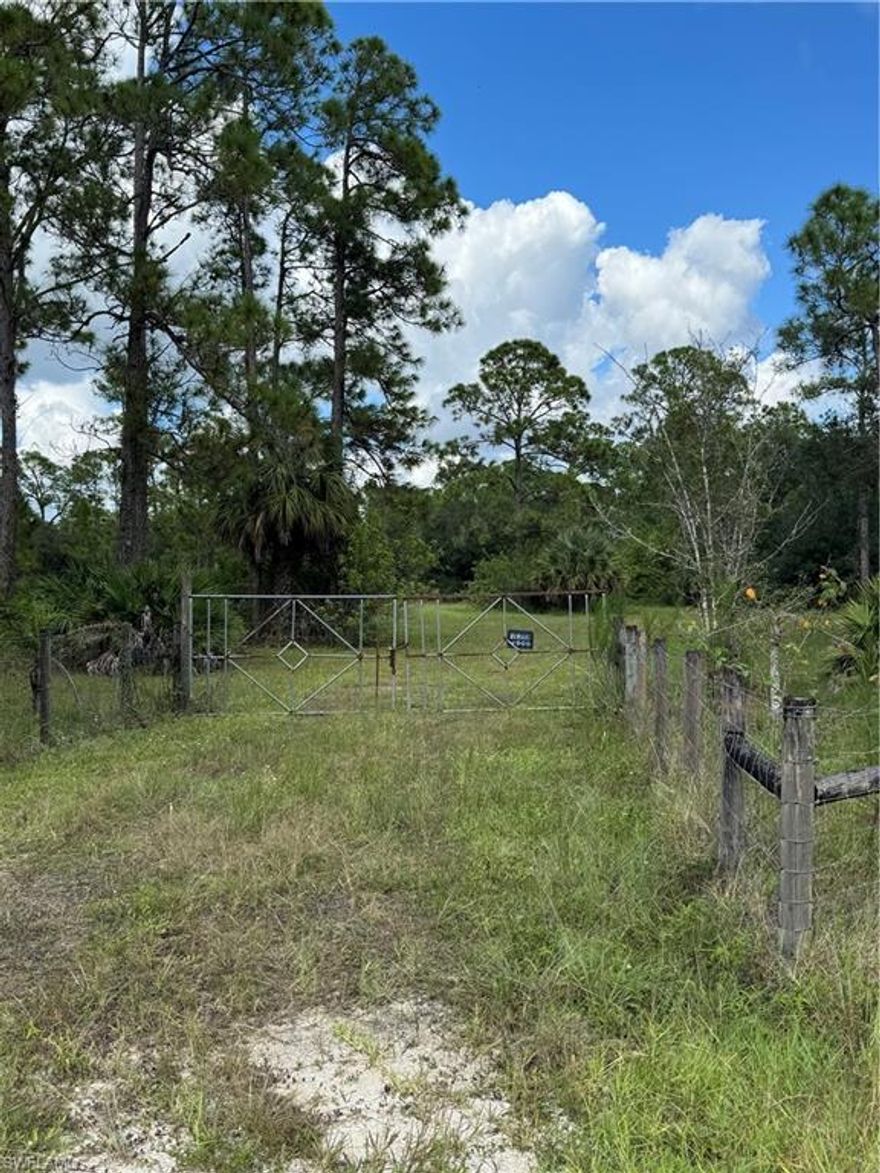 Beautiful 5 Acres – Two 2.5-Acre Parcels!
Enjoy peaceful country living on this 5-acre residential property made up of two 2.5-acre parcels. Build your dream single-family home with plenty of space for animals, fruit trees, or gardens. Property is fully fenced, partially cleared, and includes a dirt pad ready for building. Electricity is available in the area. Beautiful corner location with mature trees and natural shade offers privacy and charm. Great opportunity for homesteading, family compound, or investment! (4650 Pioneer 22nd Street is the second parcel located behind the first.)

¡Hermosos 5 Acres – Dos Parcelas de 2.5 Acres Cada Una!
Disfrute la tranquilidad del campo en esta propiedad residencial de 5 acres compuesta por dos parcelas de 2.5 acres. Construya la casa de sus sueños con amplio espacio para animales, árboles frutales o jardines. La propiedad está totalmente cercada, parcialmente despejada y cuenta con una base de tierra lista para construir. Electricidad disponible en el área. Hermosa ubicación en esquina con árboles maduros y mucha sombra que brindan privacidad y encanto. ¡Excelente oportunidad para una vida de campo, finca familiar o inversión!