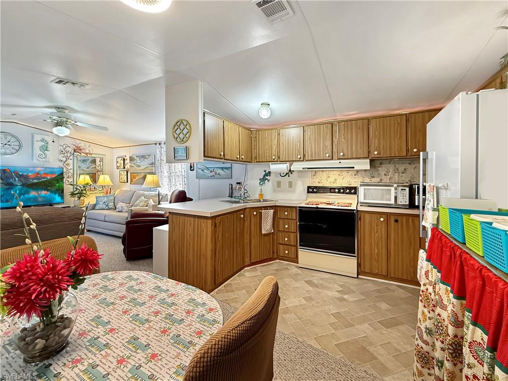 CRYSTAL LAKES - Residential