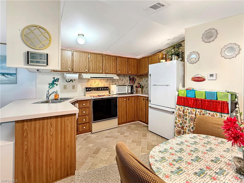 CRYSTAL LAKES - Residential