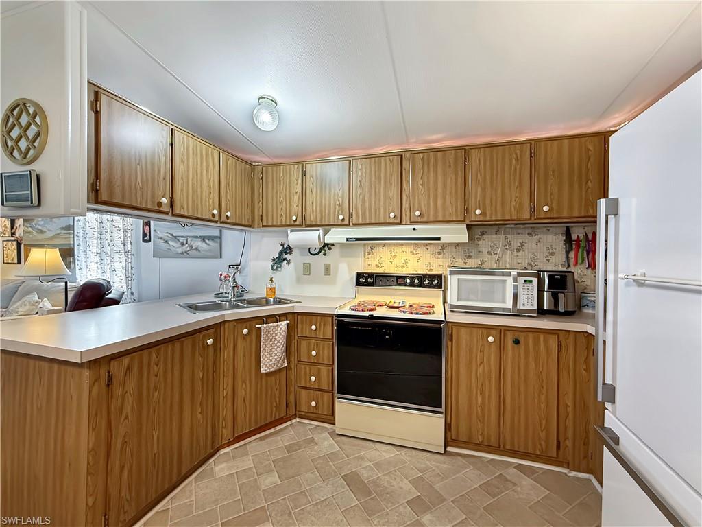 CRYSTAL LAKES - Residential