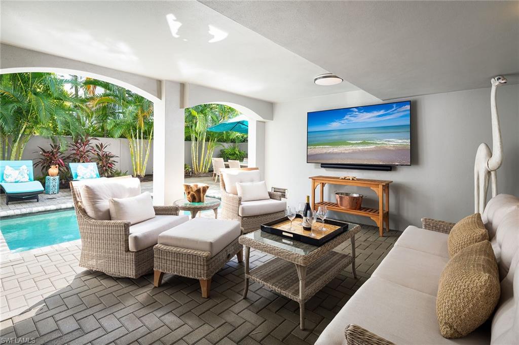 ESMERALDA ON EIGHTH - Residential