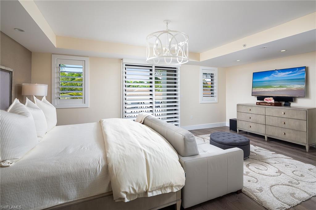 ESMERALDA ON EIGHTH - Residential