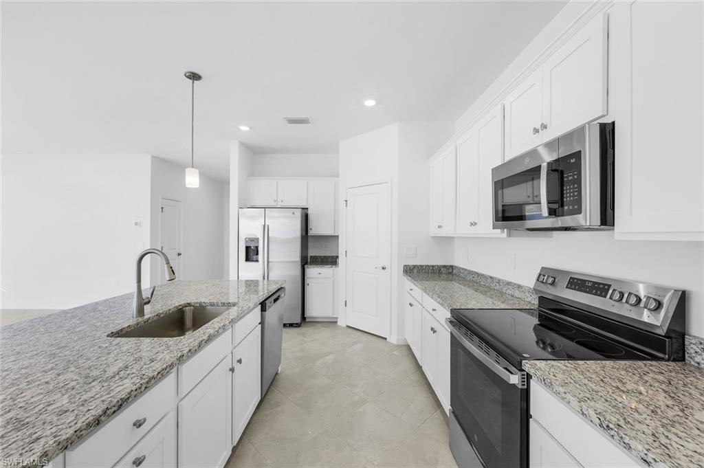 HAMPTON LAKES - Residential Lease