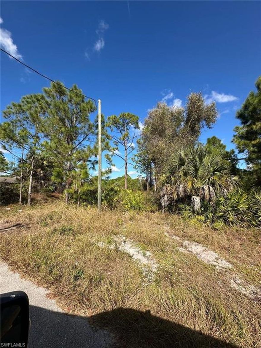 Discover the perfect opportunity to build your dream home on this clean, 0.25-acre lot at 3418 70th St W, Lehigh Acres. Ready for construction, this property is situated in a vibrant and welcoming community known for its friendly neighborhoods and natural beauty. Enjoy the ideal balance of a peaceful retreat with convenient access to local shopping, dining, parks, and golf courses.

With its proximity to I-75, this location makes commuting through Southwest Florida simple and direct. Whether you are looking to plant roots in a growing area or seeking a smart investment in Lee County, this lot offers endless possibilities. Don’t miss your chance to own a piece of paradise in one of the region's most captivating and rapidly expanding communities.

Descubre la oportunidad perfecta para construir la casa de tus sueños en esta parcela de 0,25 acres, en perfecto estado, situada en el 3418 de la 70th St W, en Lehigh Acres. Lista para construir, esta propiedad se encuentra en una comunidad dinámica y acogedora, conocida por sus barrios amigables y su belleza natural. Disfruta del equilibrio ideal entre un refugio tranquilo y un cómodo acceso a tiendas, restaurantes, parques y campos de golf locales.

Gracias a su proximidad a la I-75, esta ubicación hace que desplazarse por el suroeste de Florida sea sencillo y directo. Tanto si desea echar raíces en una zona en crecimiento como si busca una inversión inteligente en el condado de Lee, este terreno ofrece infinitas posibilidades. No pierda la oportunidad de hacerse con un pedazo de paraíso en una de las comunidades más cautivadoras y en rápida expansión de la región.