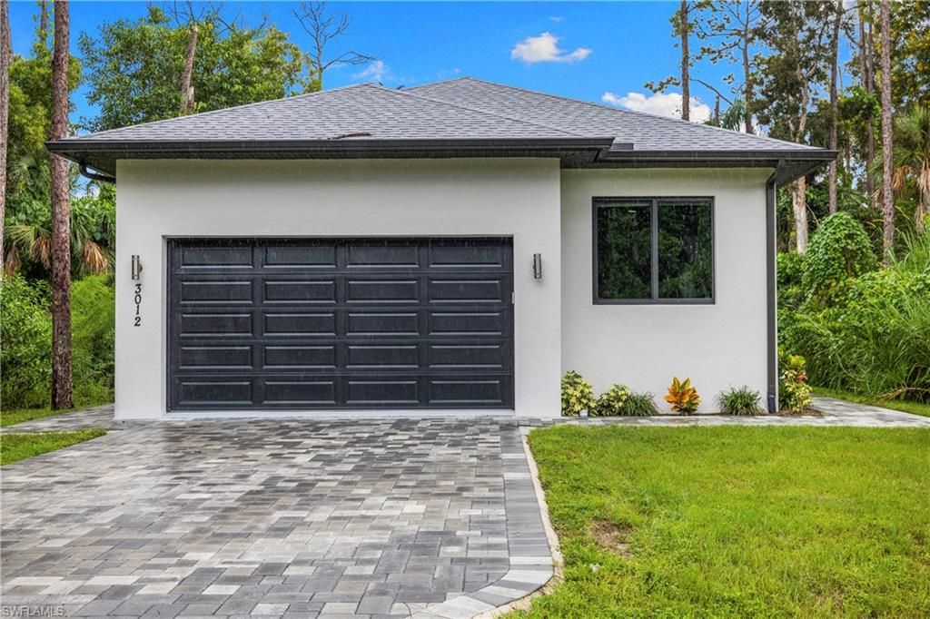 Photo of 3012 Pine Tree DR, NAPLES, FL 34112 (MLS # 226017740)