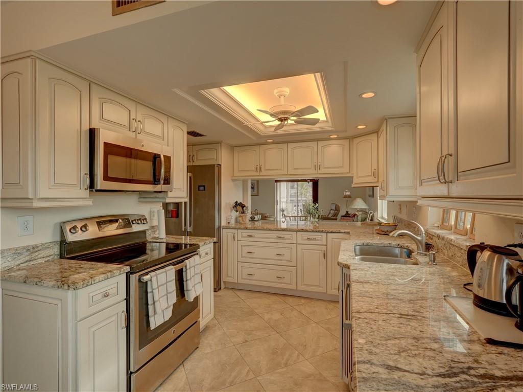 ROYAL PELICAN TOWNHOUSE - Residential