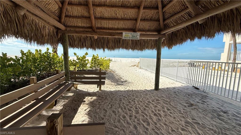 ROYAL PELICAN TOWNHOUSE - Residential