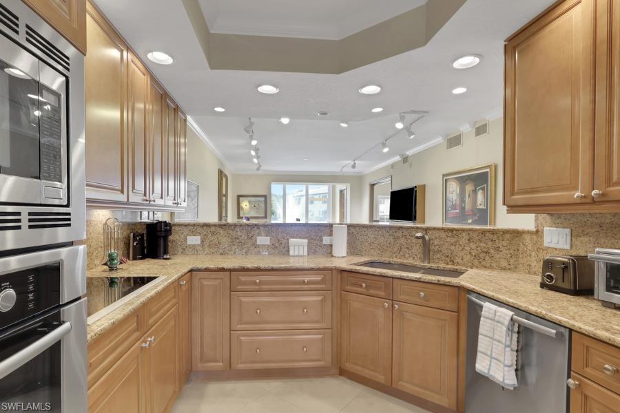 LAUREL OAKS AT PELICAN BAY - Residential