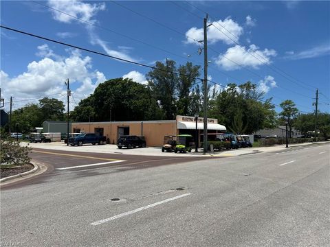 3945 Bayshore DR NAPLES FL 34112