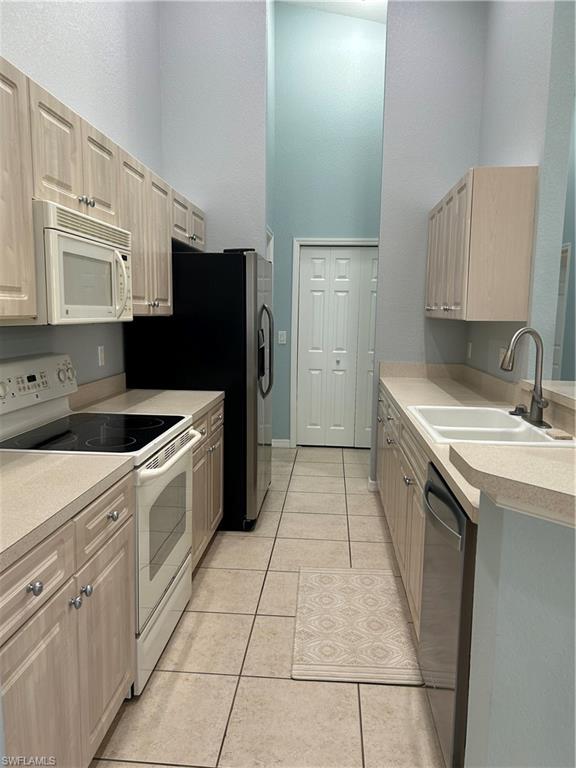 MIRROR LAKES - Residential Lease