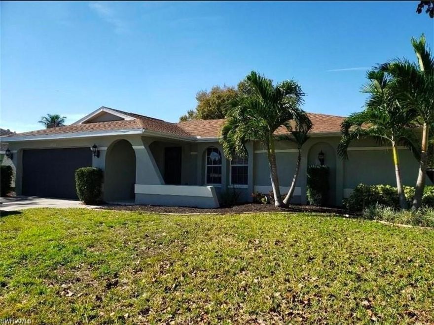 Single family 3 bedrooms, 2 bath 2 car garage home for rent in desirable location close to shopping, easy access to Interstate. Nice open kitchen with an eat in family room near by. Lanai has beautiful pavers and backyard is large and fenced in. Great family starter home.