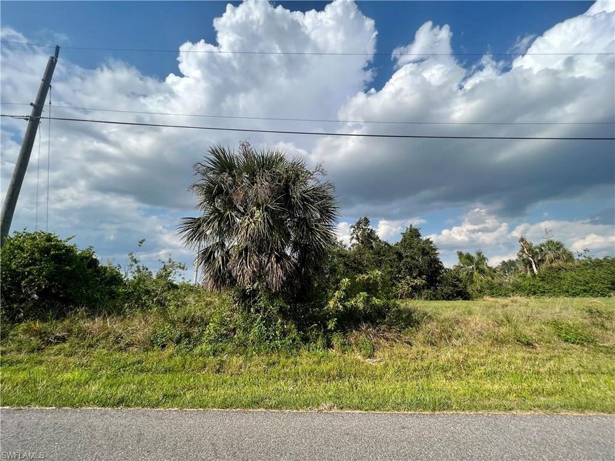 Fantastic lot located in the beautiful community of Harbour Heights with canal access. Perfect for building your dream home in a serene environment. With easy water access, It is ideal for boating enthusiasts and outdoor activities. Don't miss out on being part of this Community.