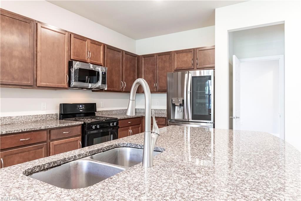 AVERY SQUARE - Residential