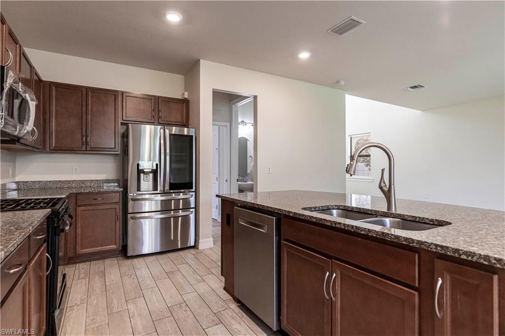 AVERY SQUARE - Residential