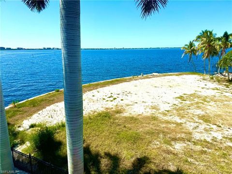 362 Bayshore DR CAPE CORAL FL 33904